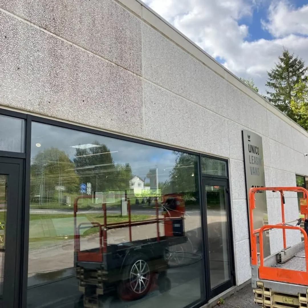 Facade renset for alger og grønt skær