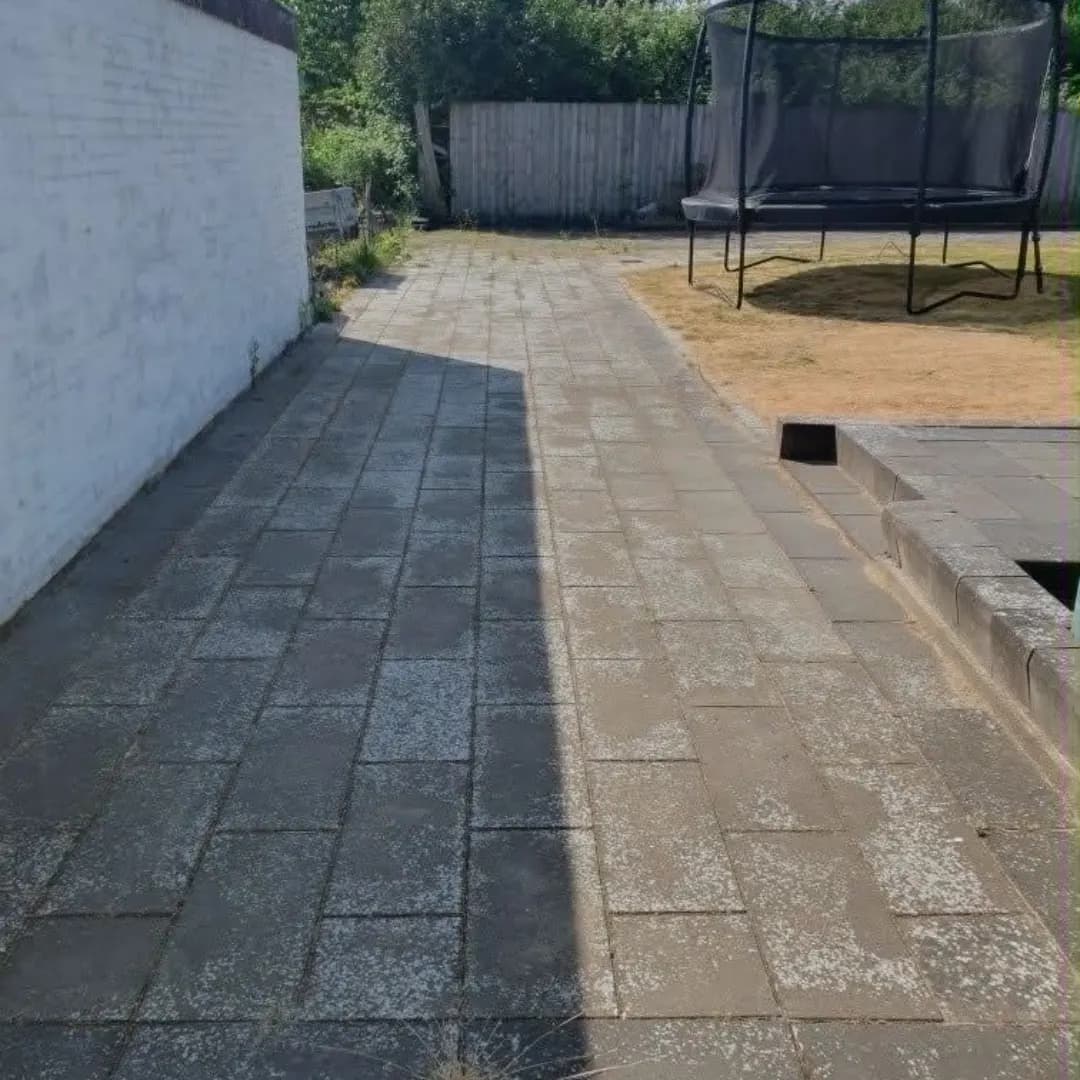 Terrasse renset for alger og grønt slam — før