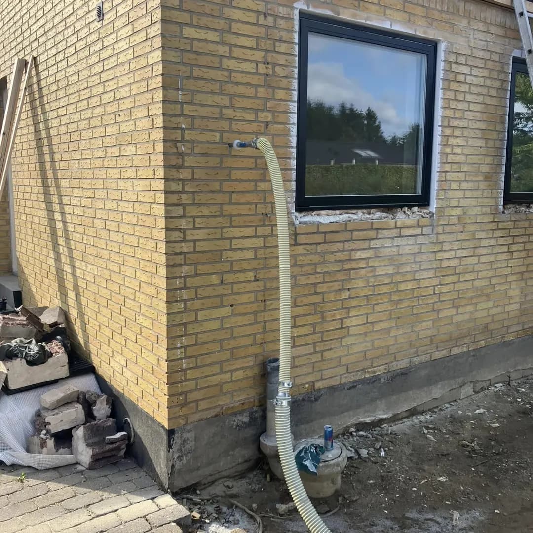 Hulmursisolering blæses ind i ydervæggen