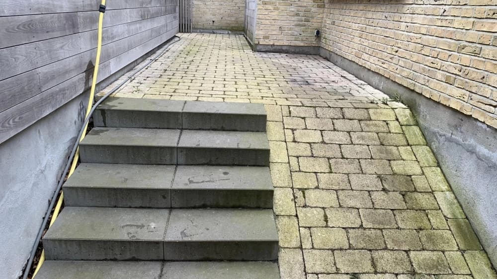 Belægning renset for alger — før
