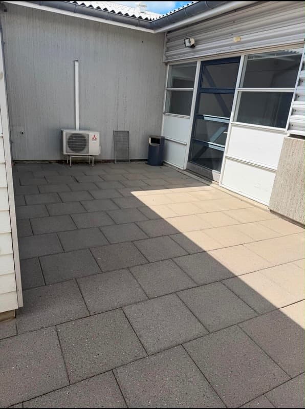 Terrasse renset for mos og grønt skær — efter